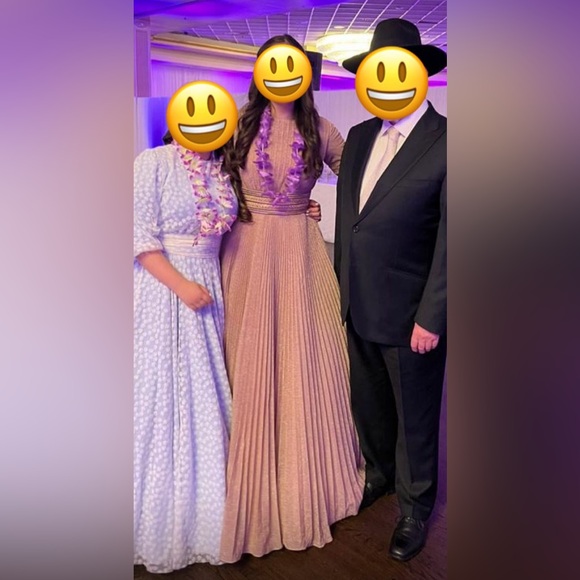 BEAUTIFUL GOWN FOR SALE!!Brand: Mac DuggalSize:4 rose gold (looks a bit pink)